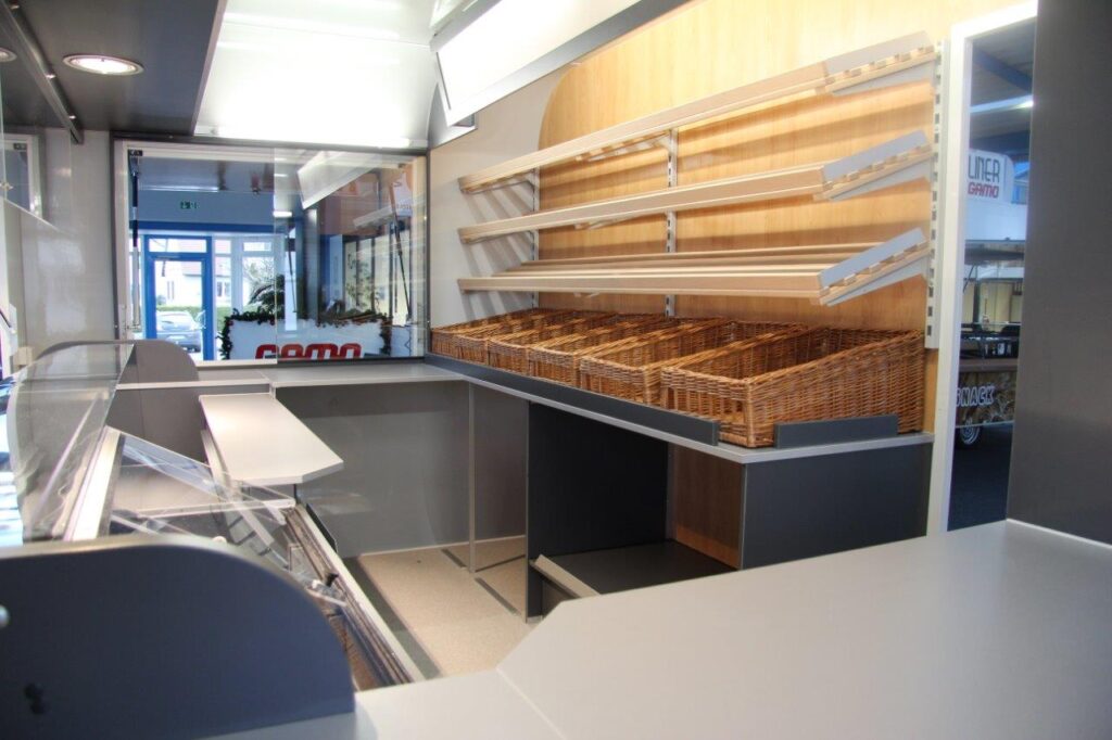 GAMO Retroliner Back & Snack verkoopwagen brood interieur
