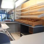 GAMO Retroliner Back & Snack verkoopwagen brood interieur