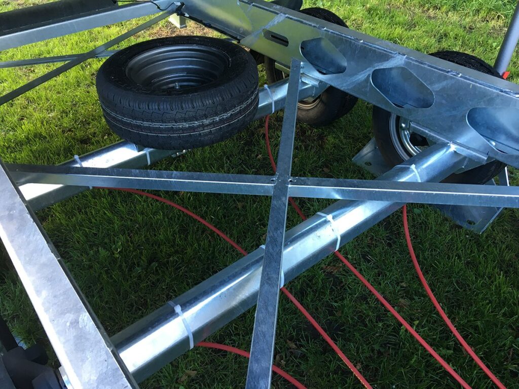 TwinTrailer Tridax Kruis in chassis
