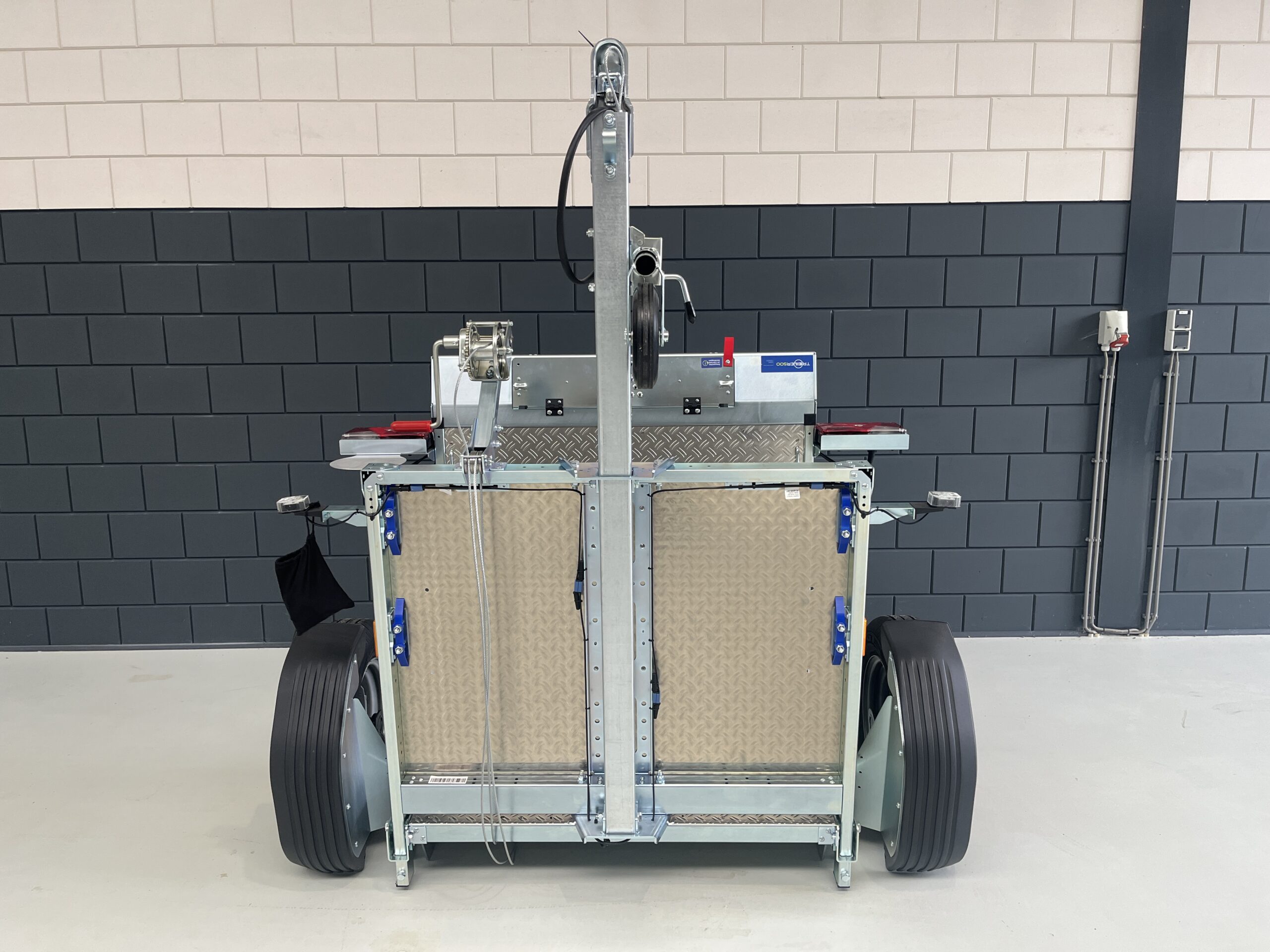 TRIELER 500 motoraanhangwagen samengevouwen voorzijde