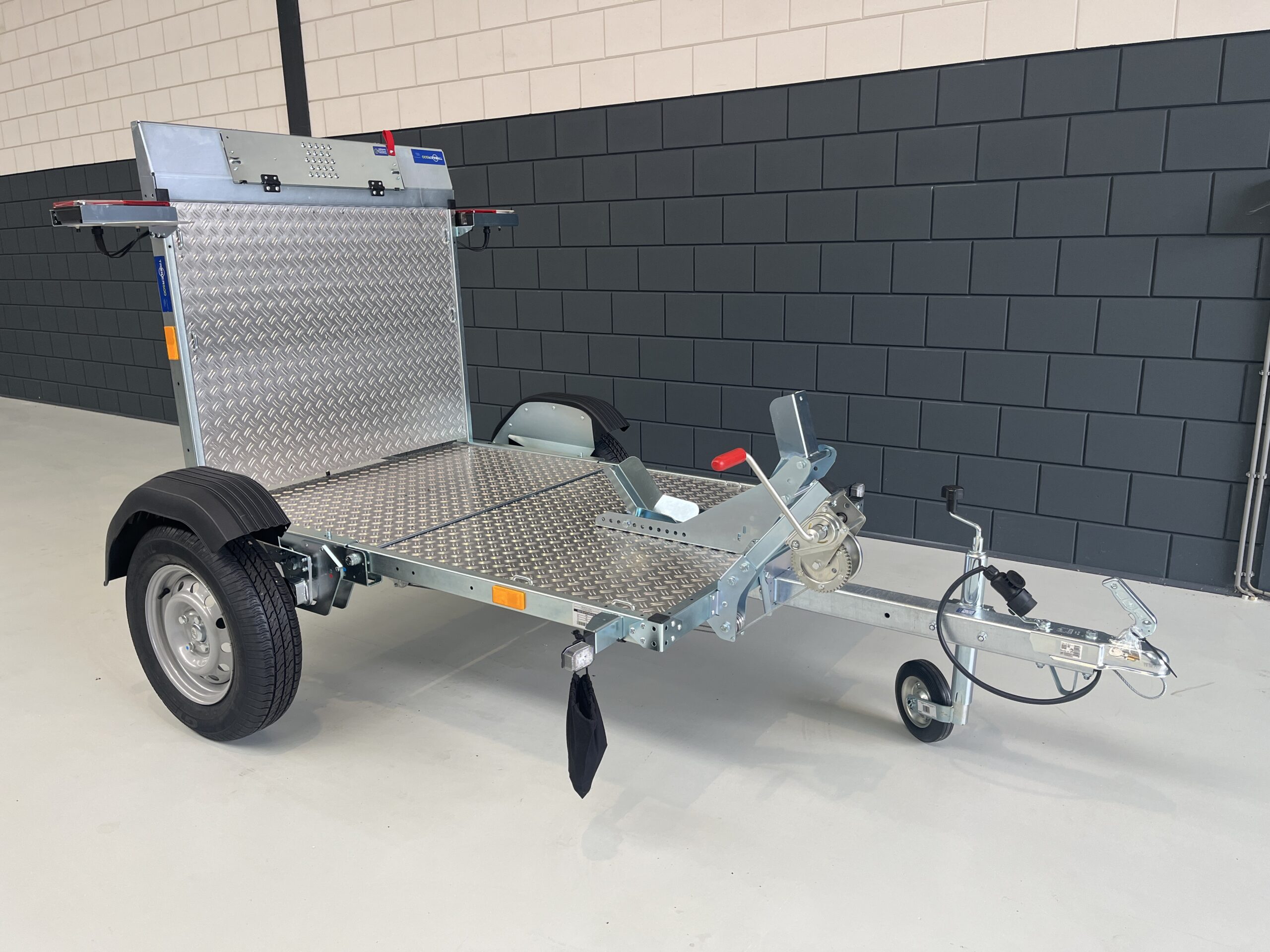 TRIELER 500 motoraanhangwagen deels samengevouwen